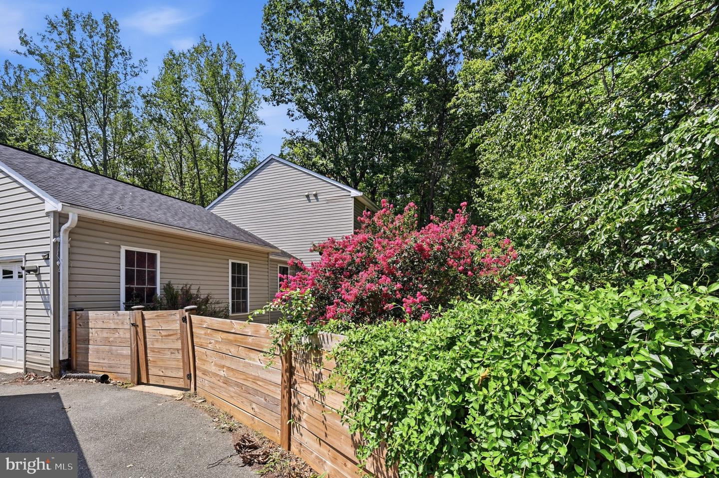 20 Raspberry Ln Property Photo 2