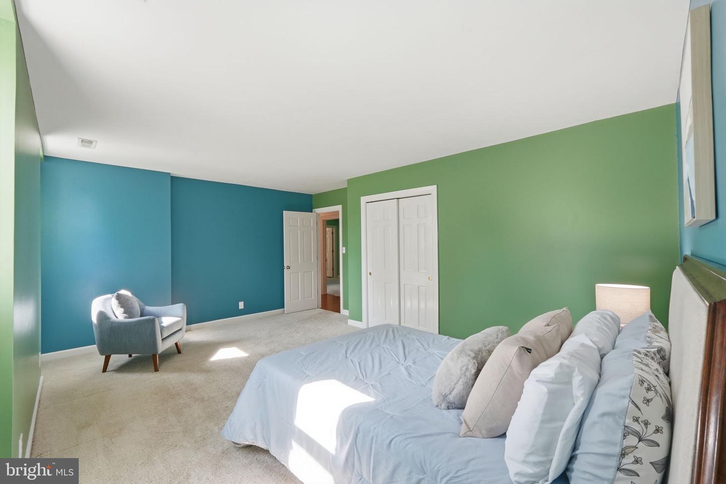 4 Wall Property Photo 32