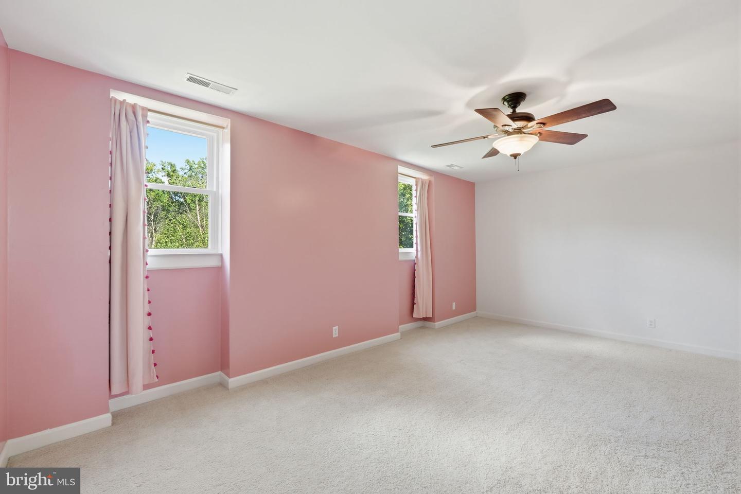 4 Wall Property Photo 35