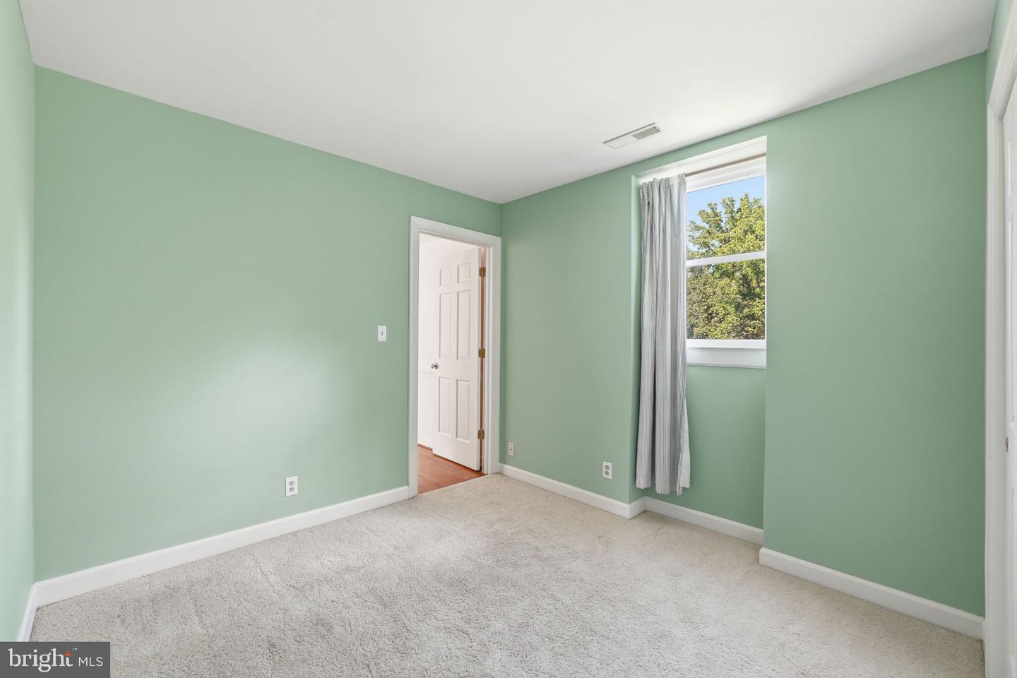 4 Wall Property Photo 37
