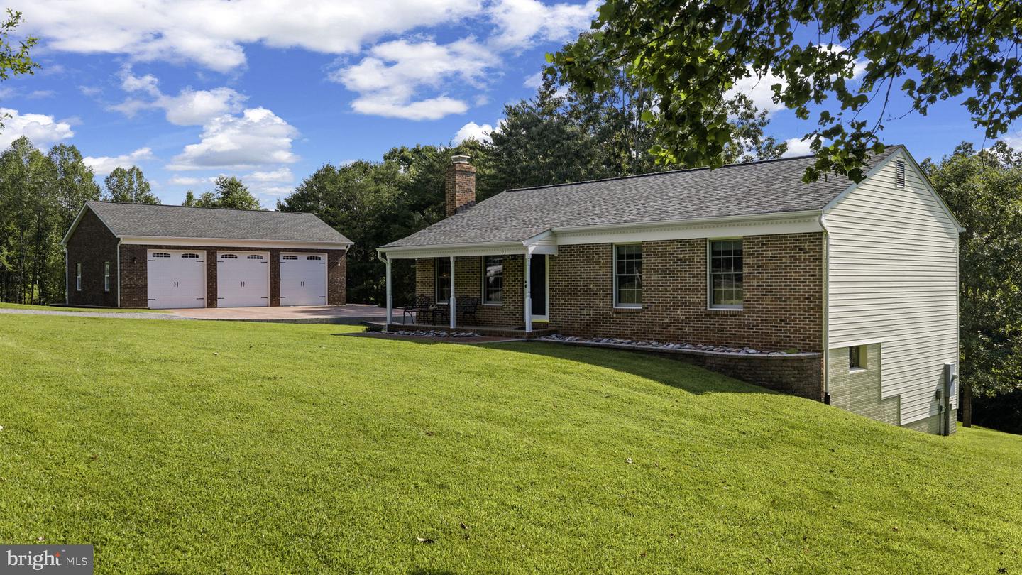 73 Old Farm Rd Property Photo 2