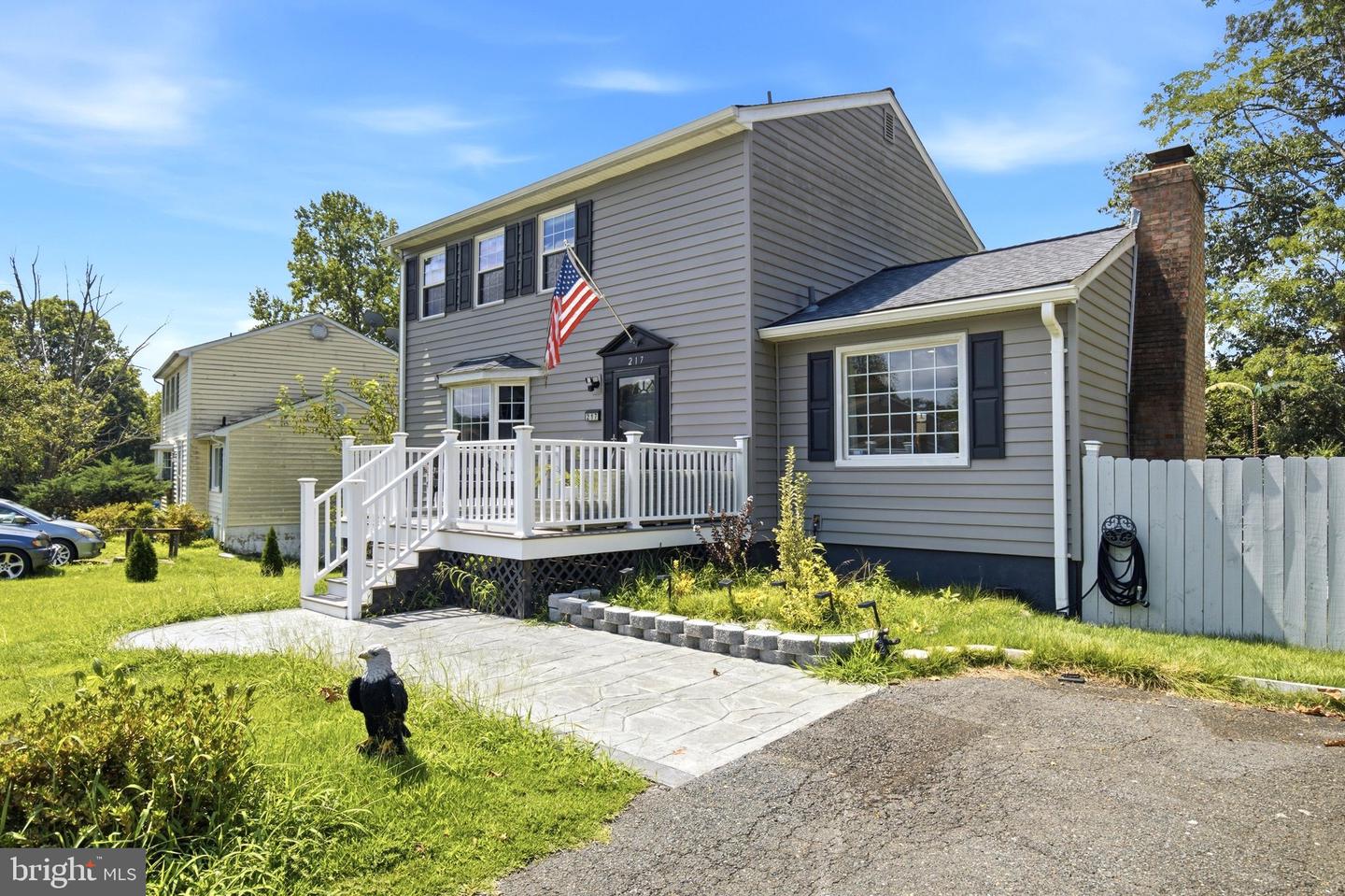 217 PEPPER TREE LN