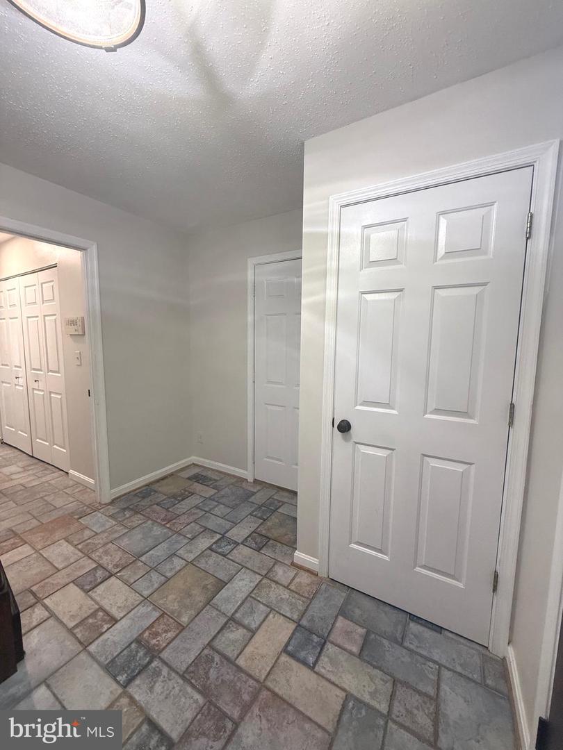 110 Lakeview Ct Property Photo 3
