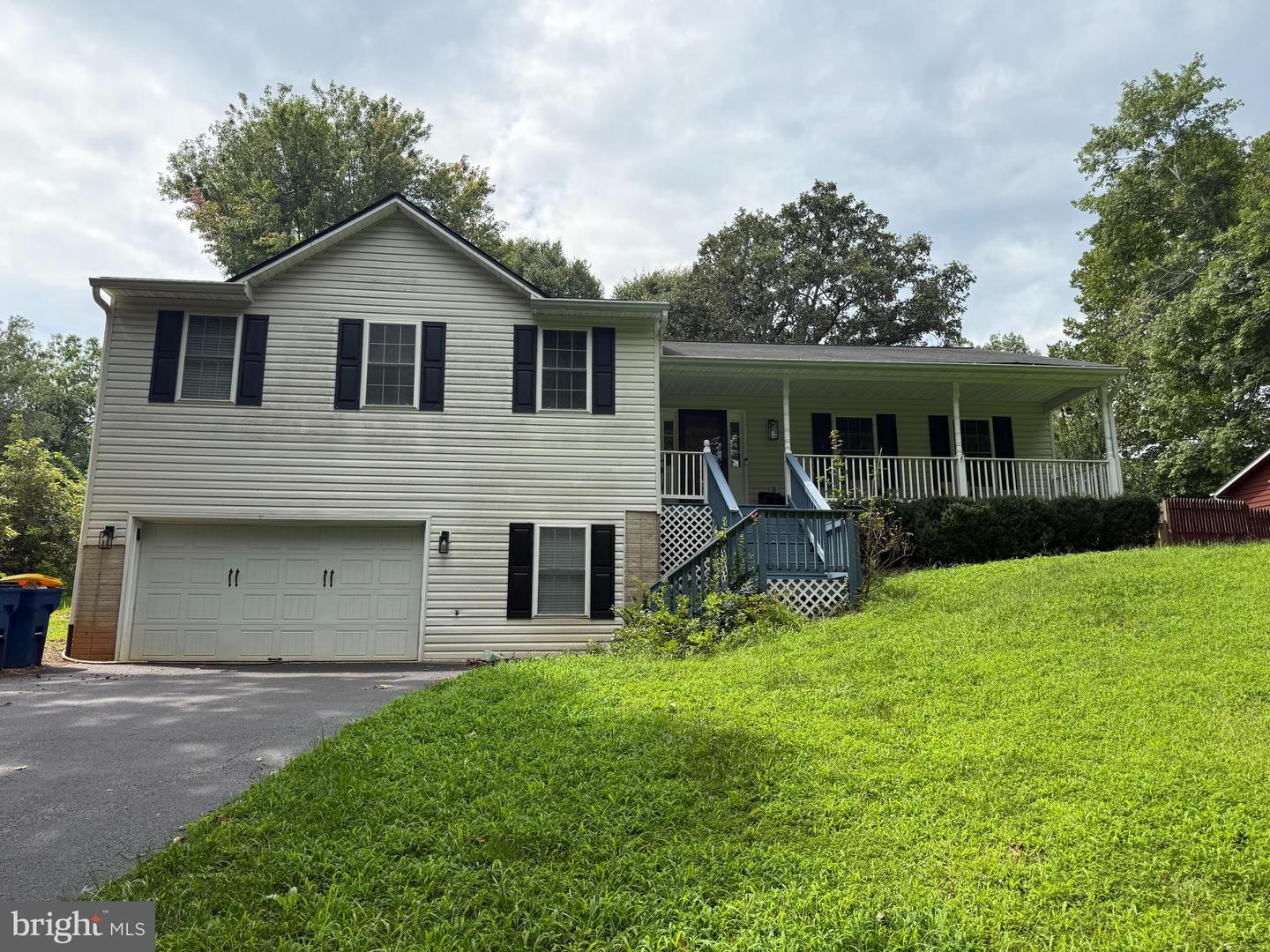 1069 Lakeview Dr Property Photo 1