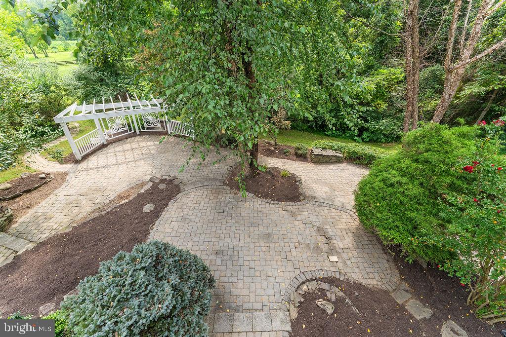 9 Meridan Ln Property Photo 54