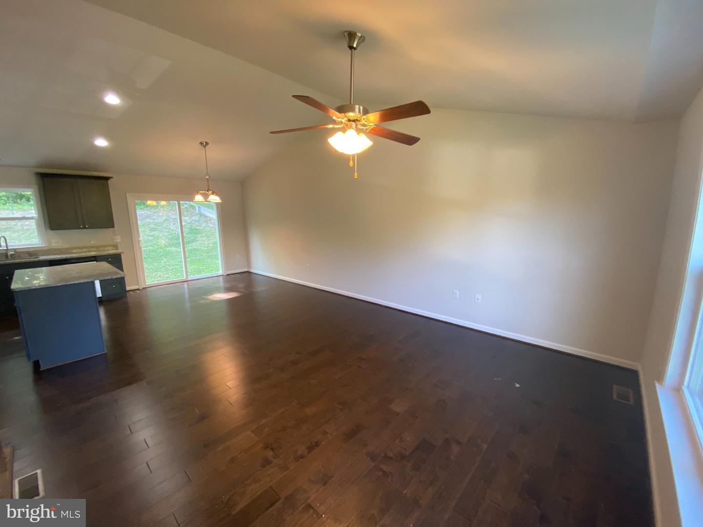 6 Howard Cir Property Photo 4