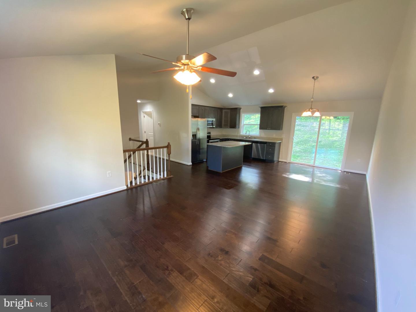 6 Howard Cir Property Photo 5