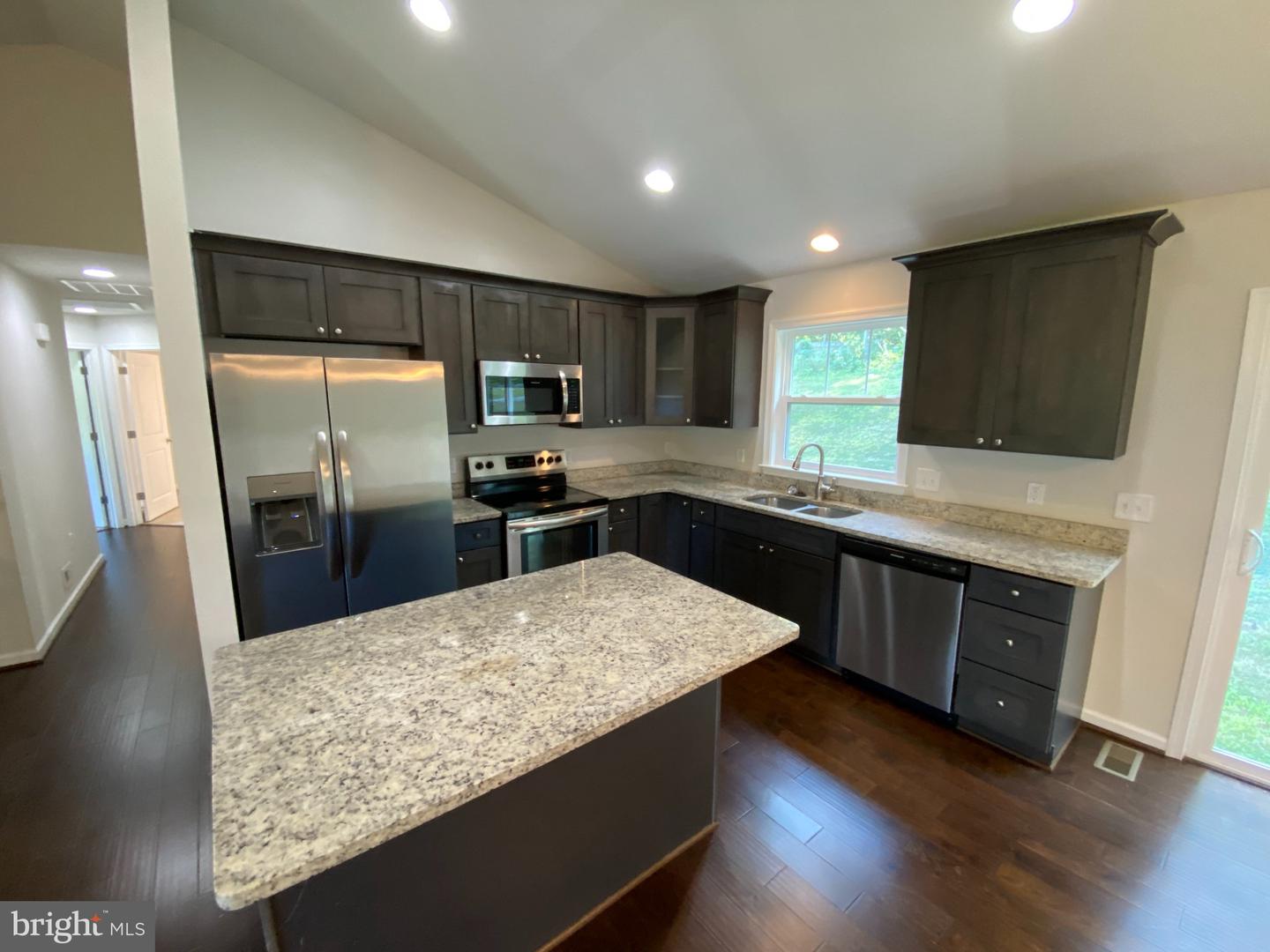 6 Howard Cir Property Photo 8