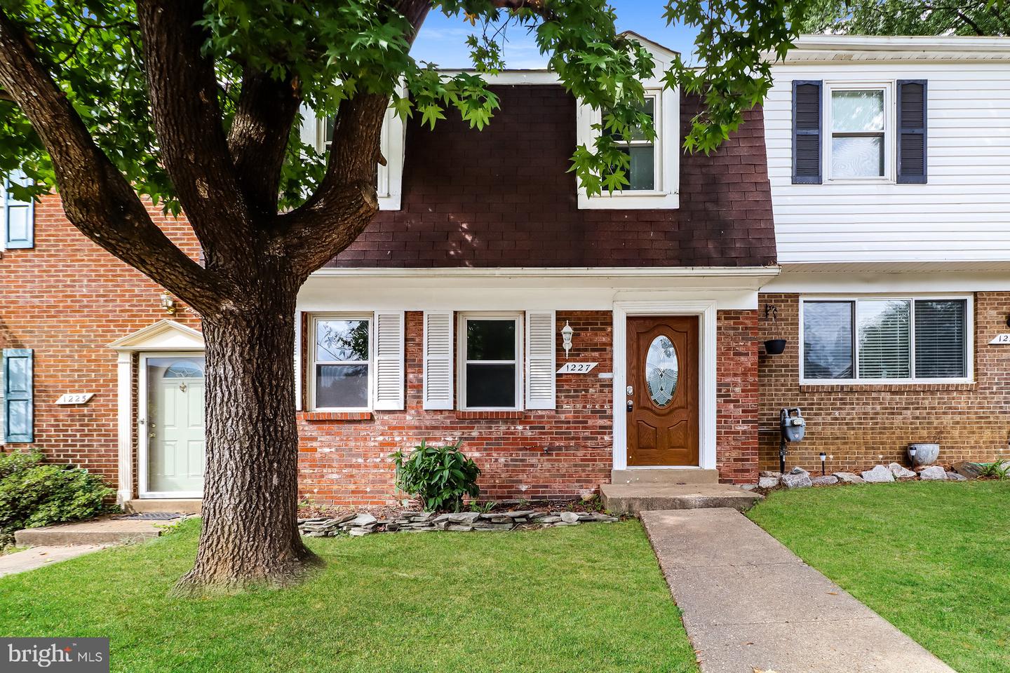 1227 Thomas Jefferson Pl Property Photo 1
