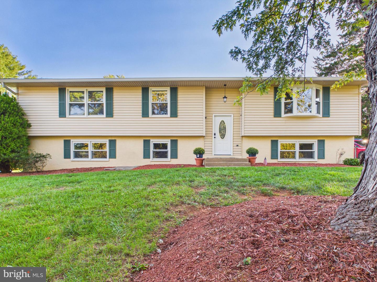 300 OAK GROVE LN Property Photo 1