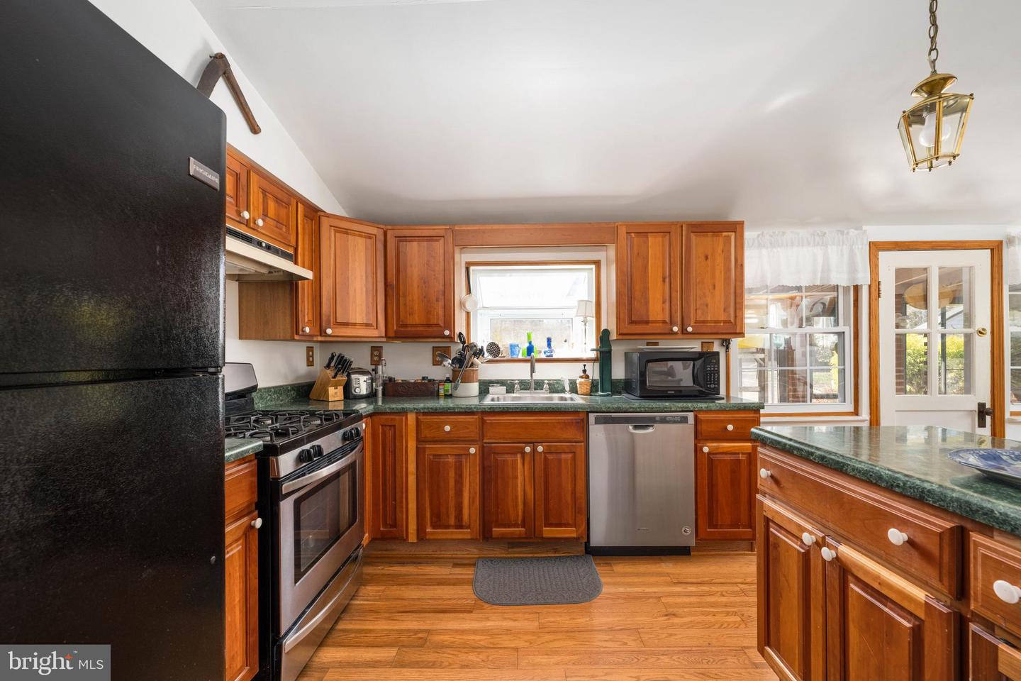 993 Edge Hill Property Photo 3