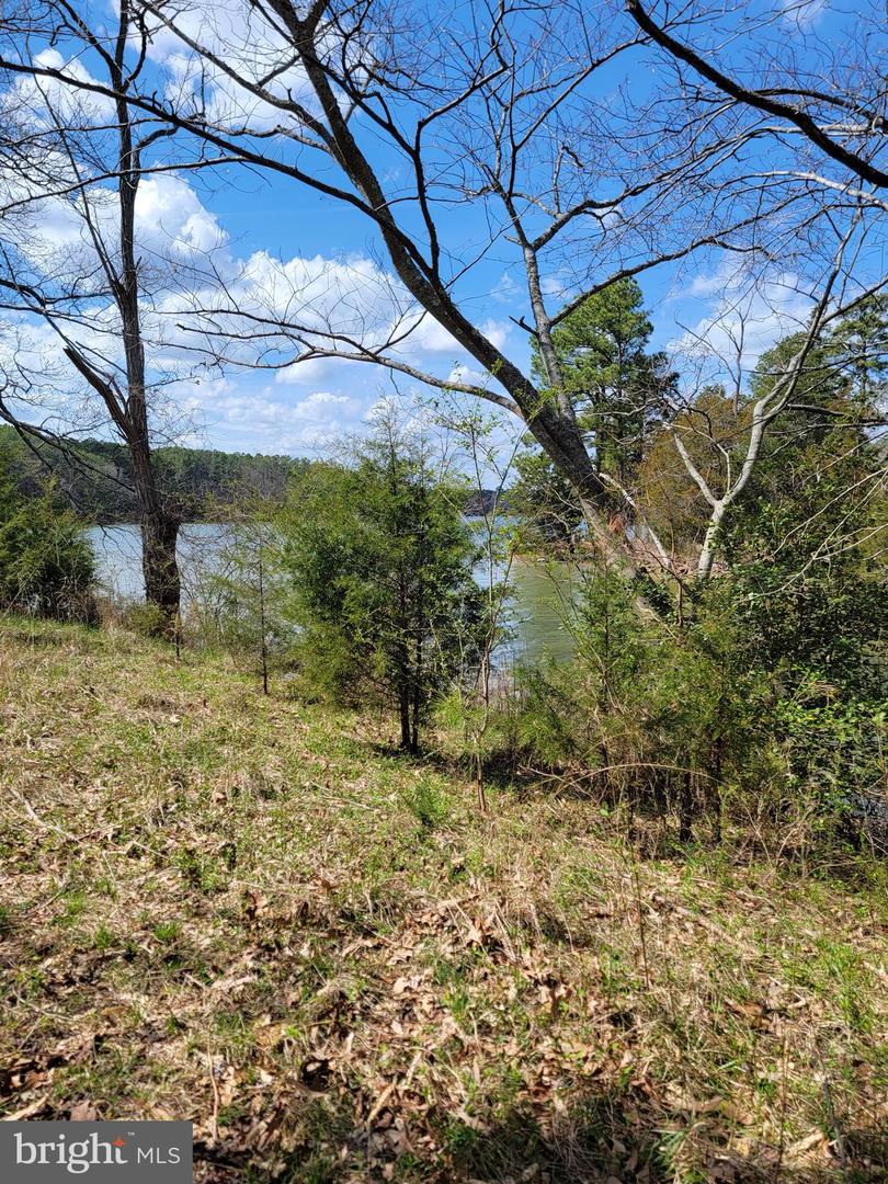 922 Skipjack Rd Property Photo 3