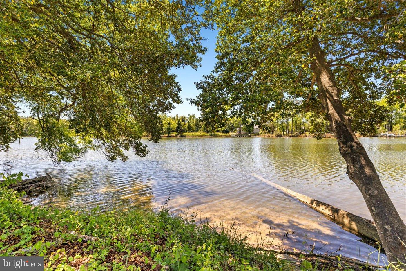 198 Canoe Pl Property Photo 4