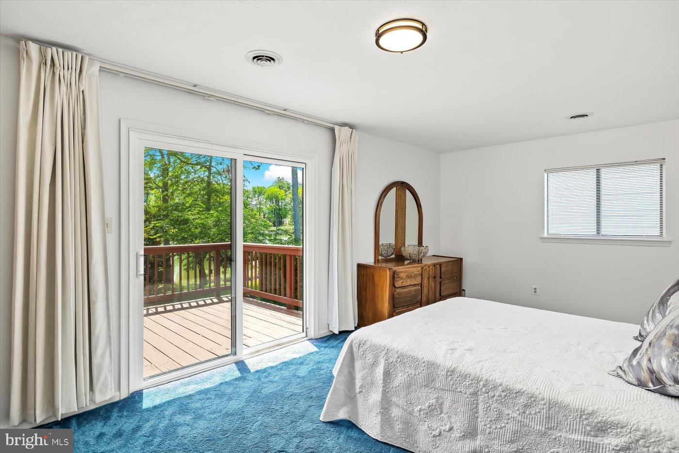 198 Canoe Pl Property Photo 14