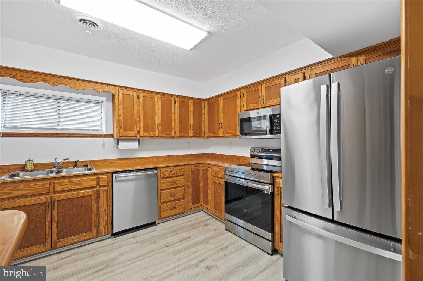 198 Canoe Pl Property Photo 24