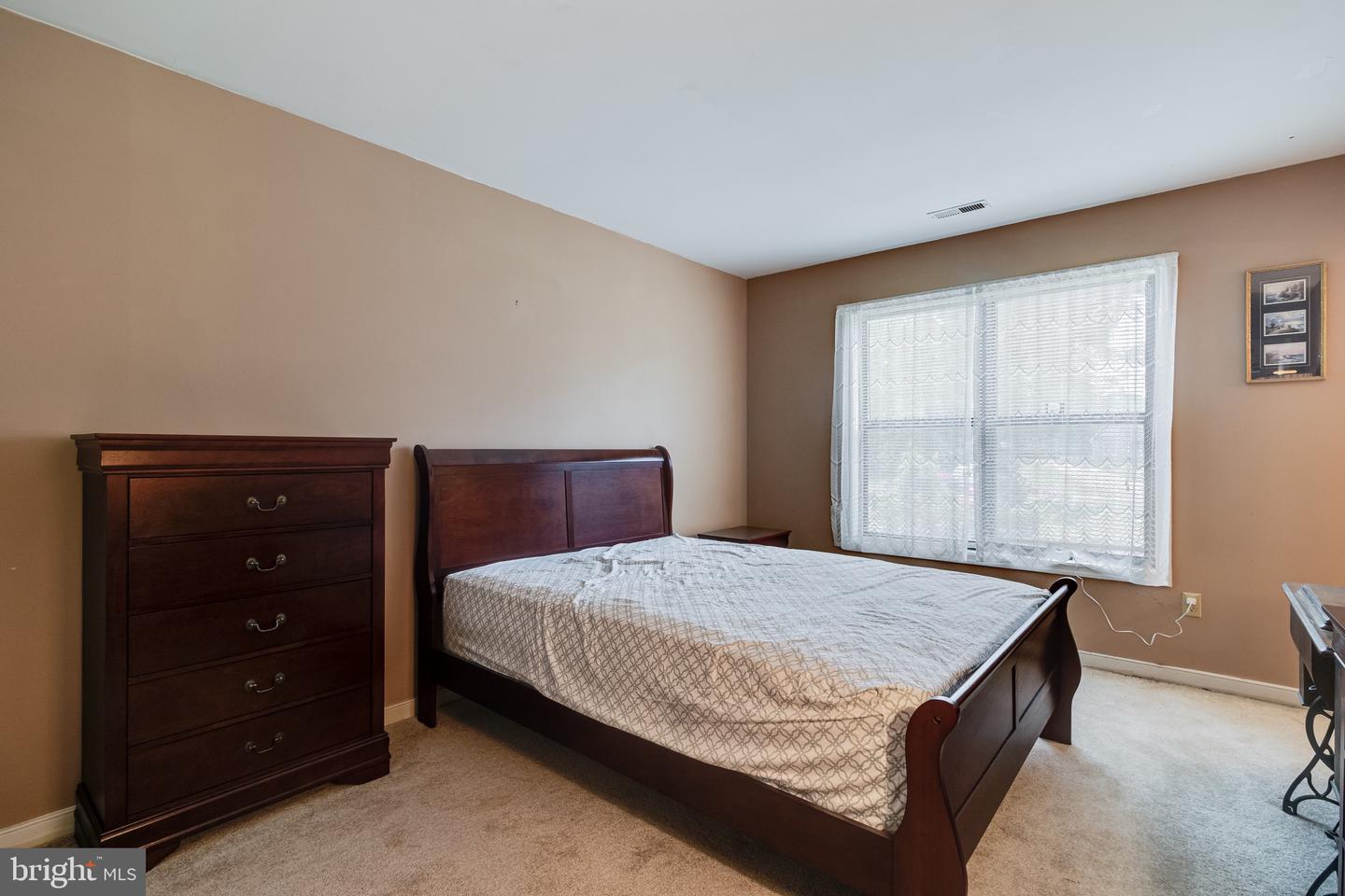 899 N Glebe Rd Property Photo 8