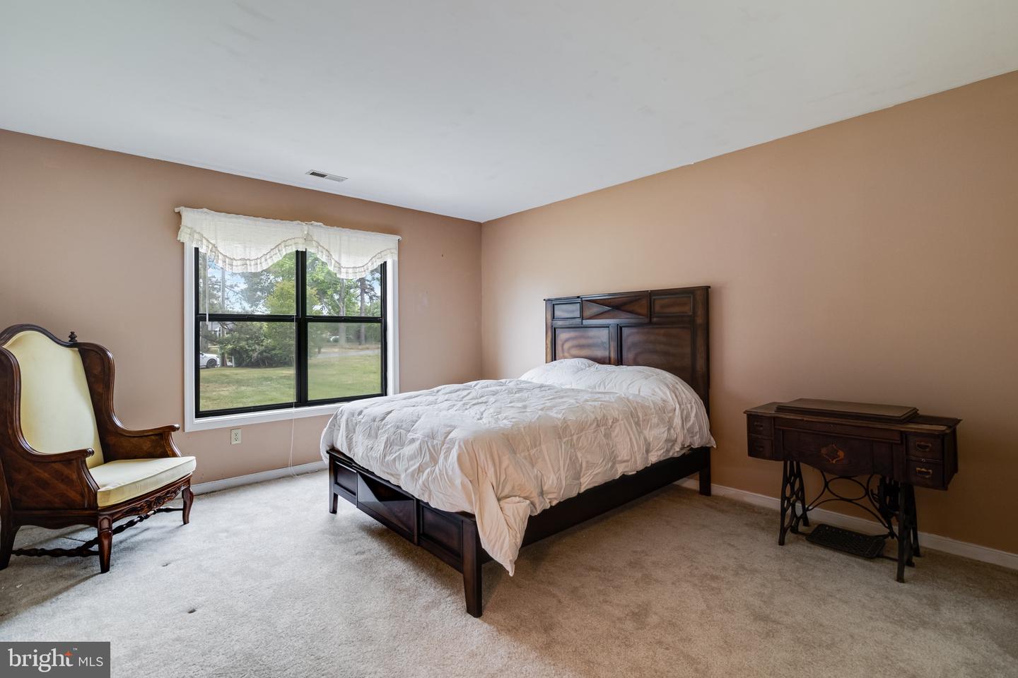 899 N Glebe Rd Property Photo 15