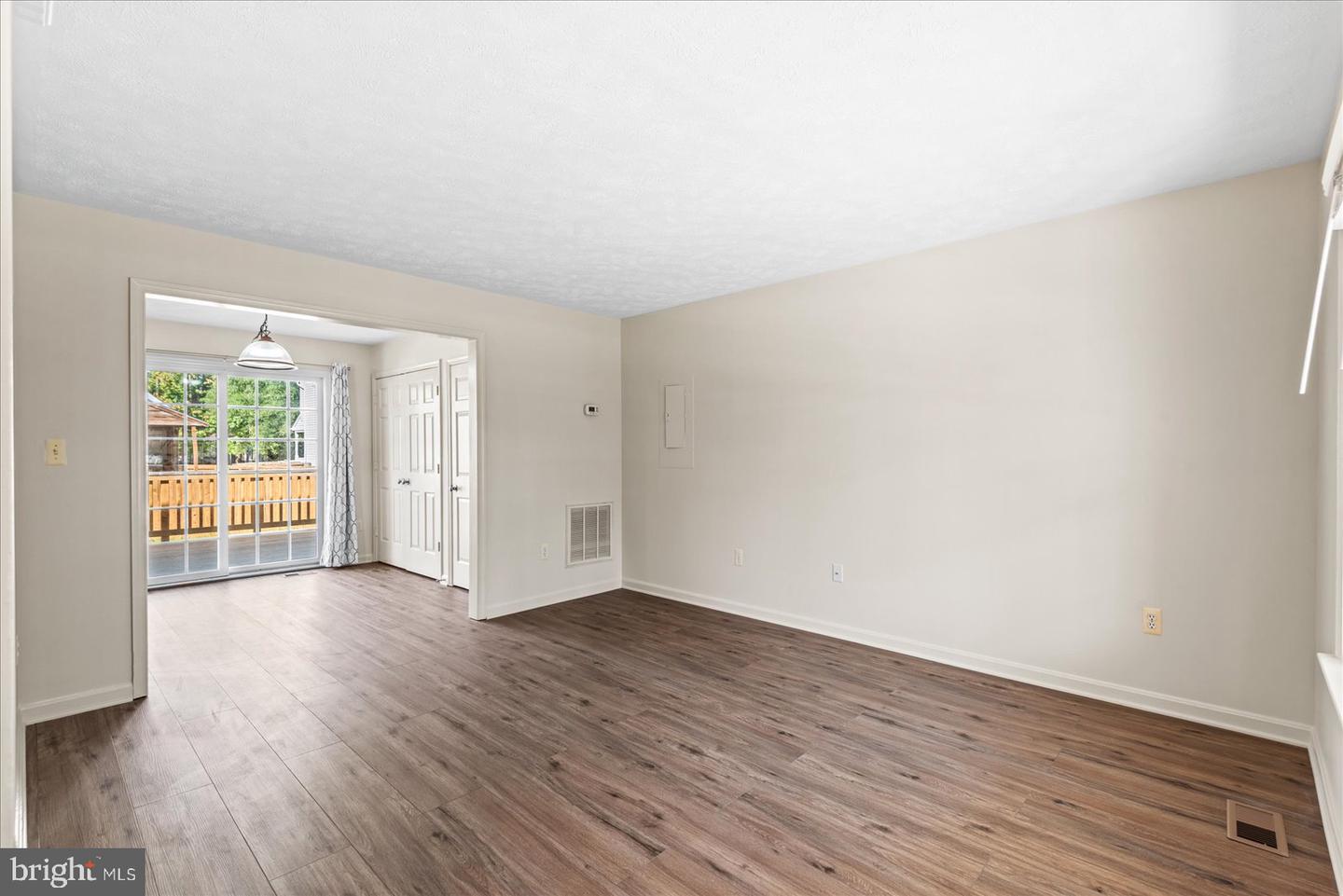 321 3rd St Property Photo 6