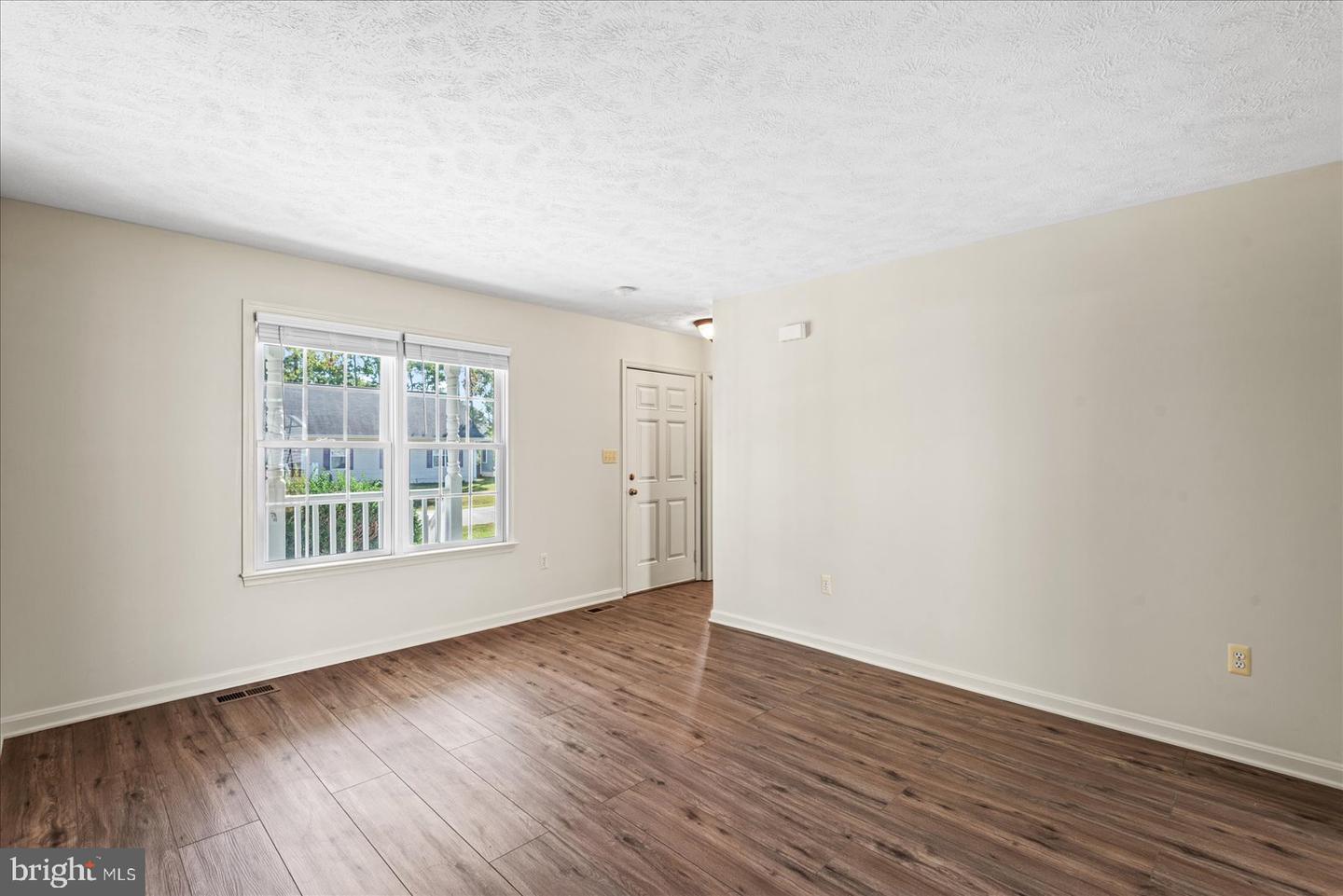 321 3rd St Property Photo 8