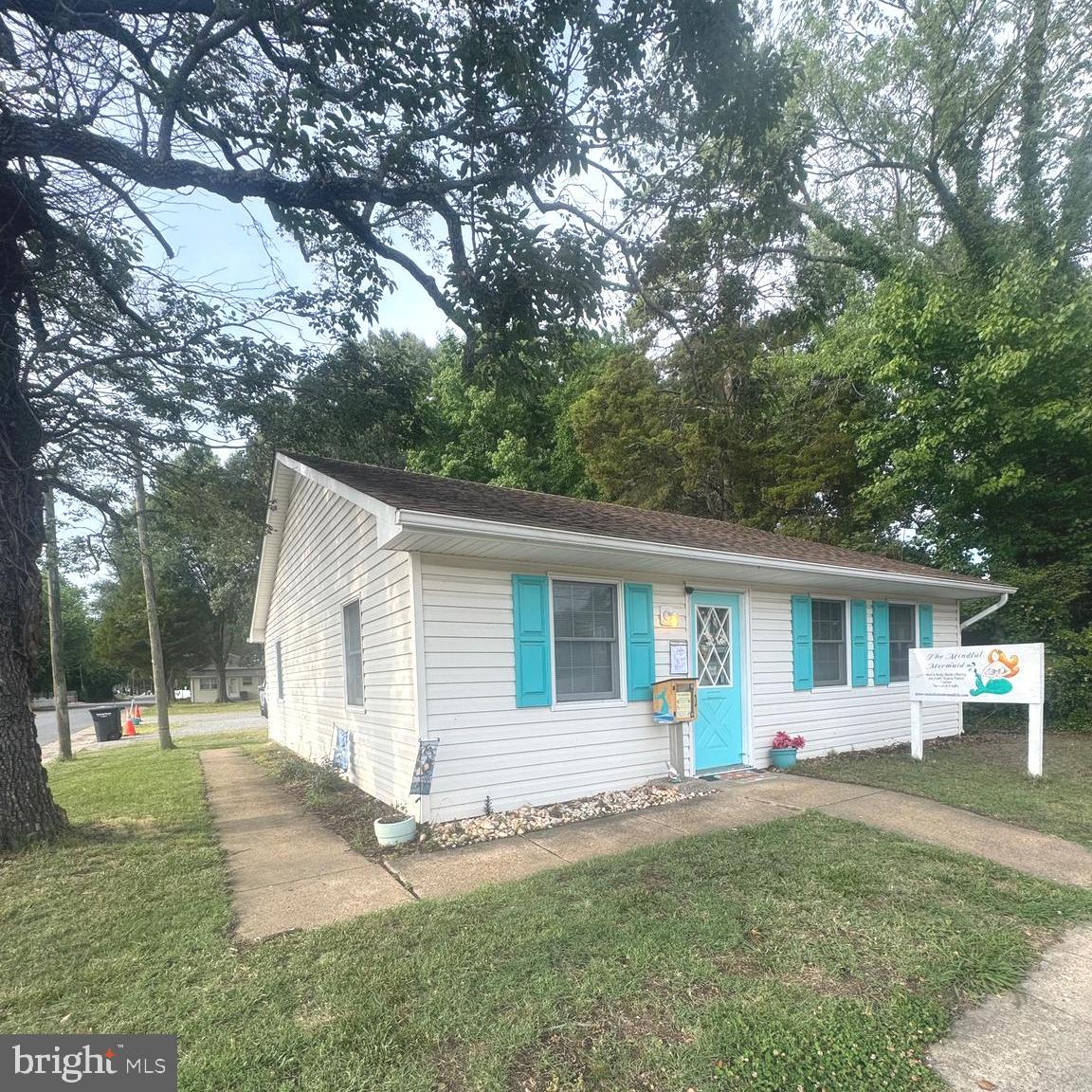 233 Colonial Ave Property Photo 1
