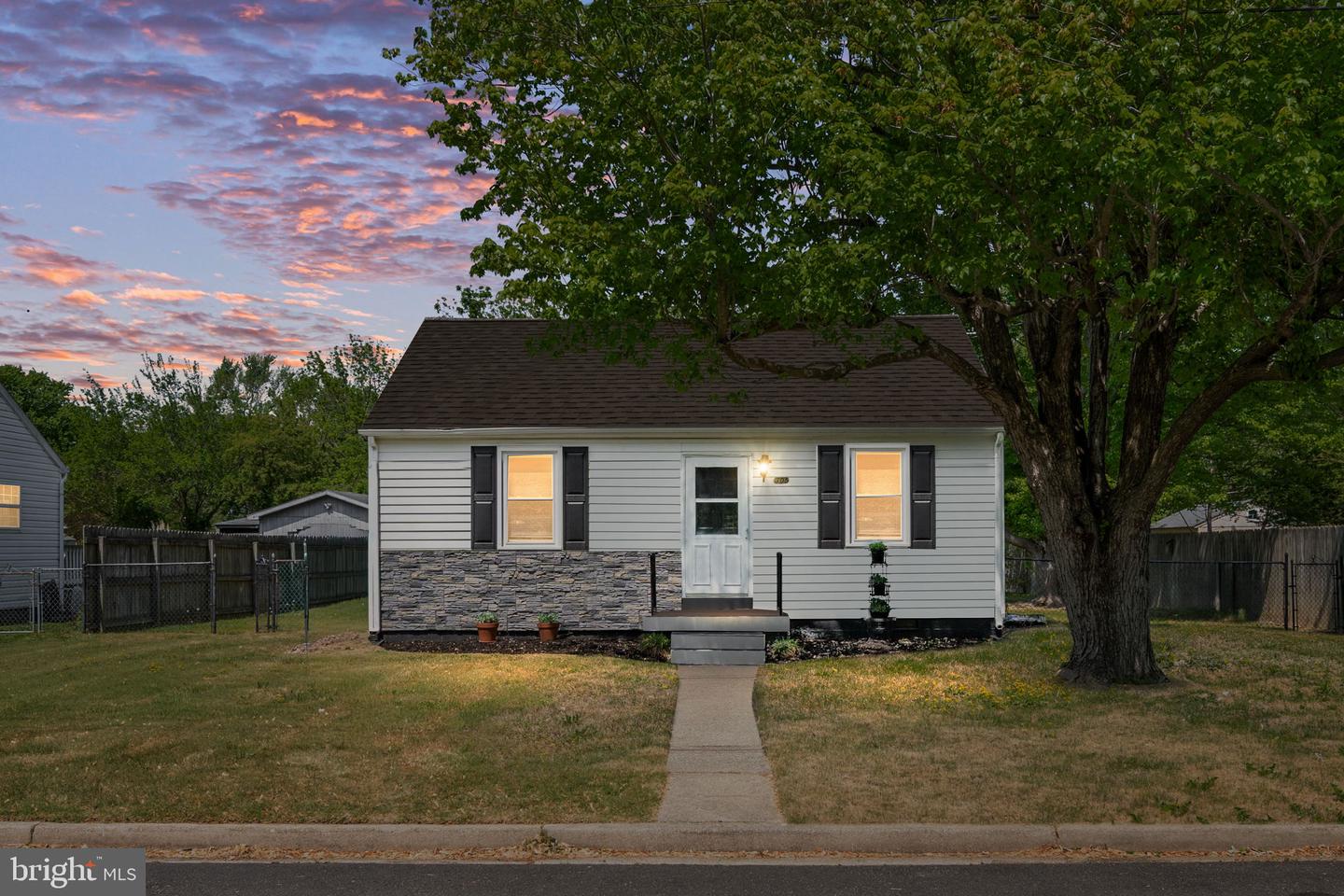 305 Locust Ave Property Photo 1