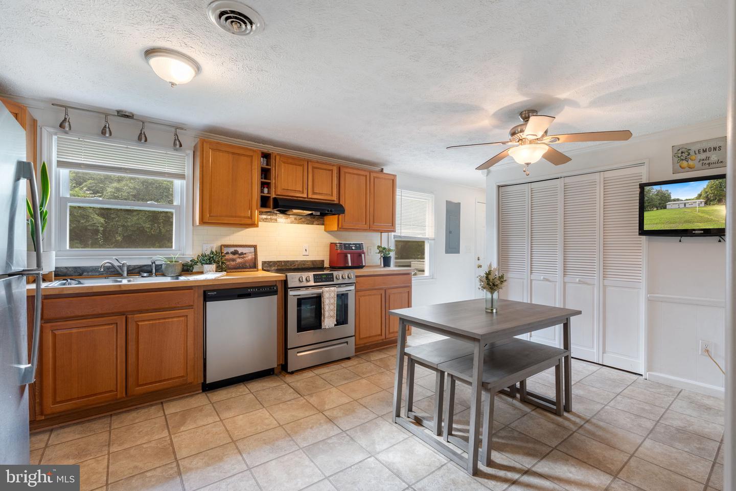127 Fairfax Dr Property Photo 3