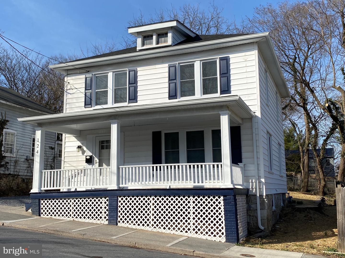 124 E Monmouth St Property Photo