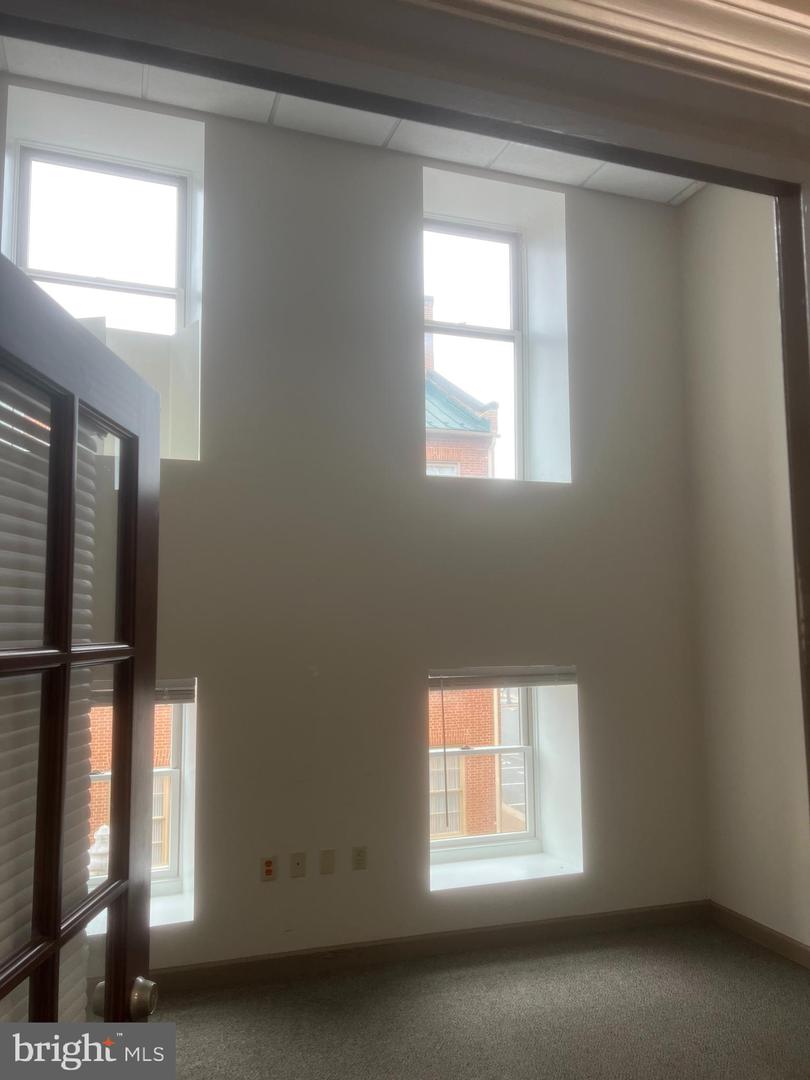 9 Loudoun St N #201 Property Photo 6