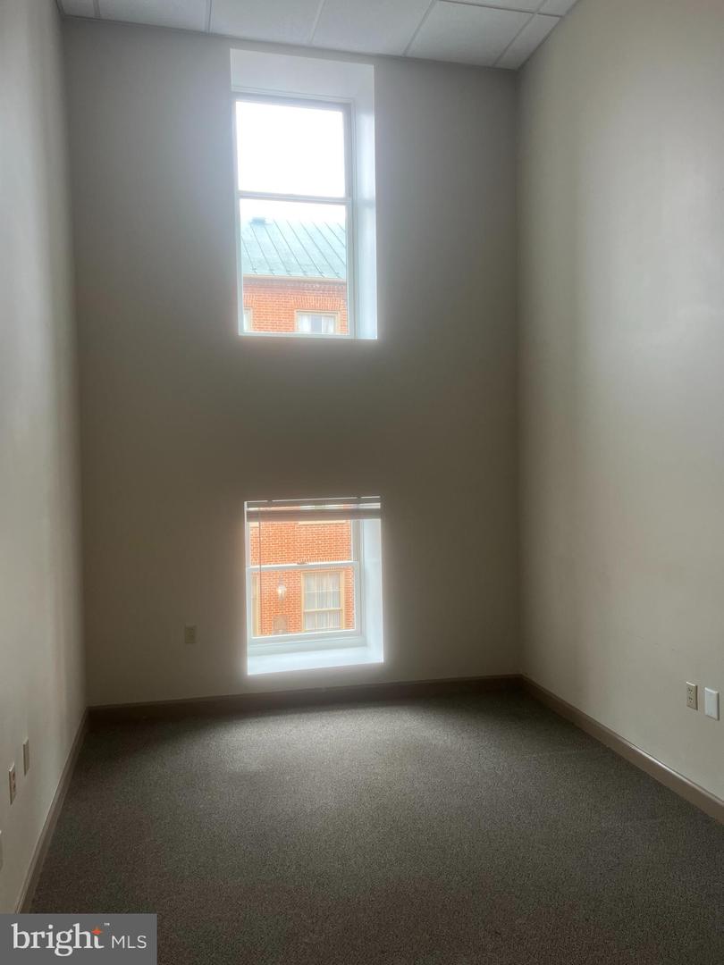 9 Loudoun St N #201 Property Photo 7