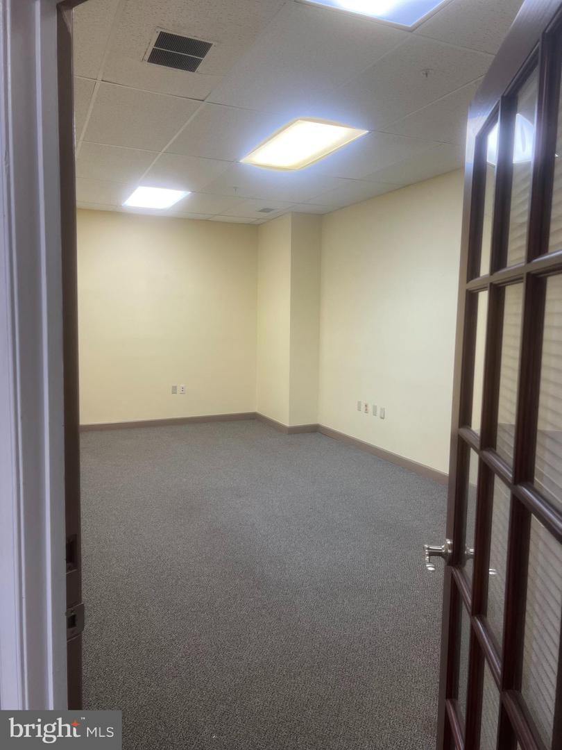 9 Loudoun St N #201 Property Photo 10
