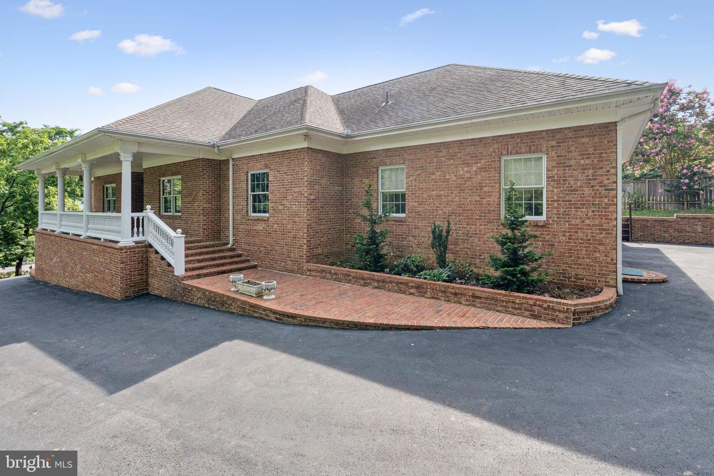 1205 Caroline St Property Photo 1