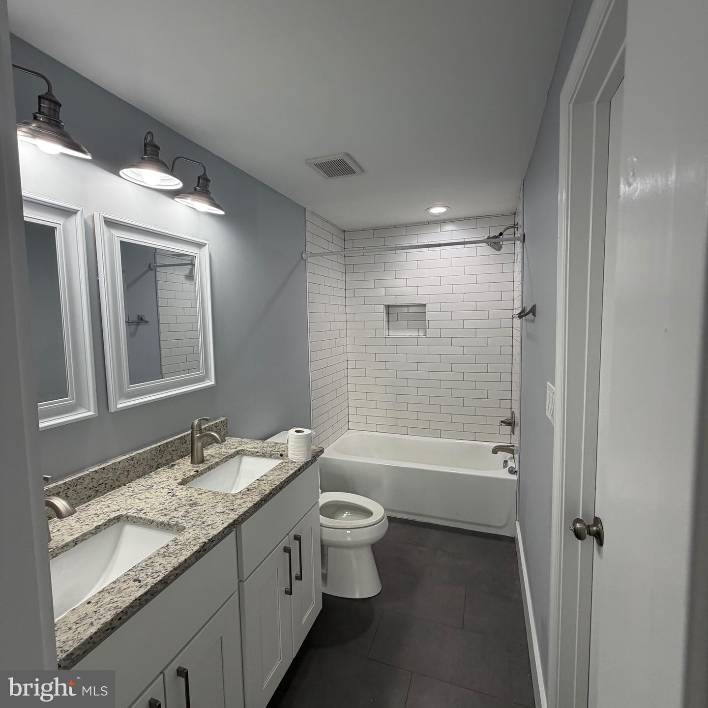 115 E Monmouth St Property Photo 5