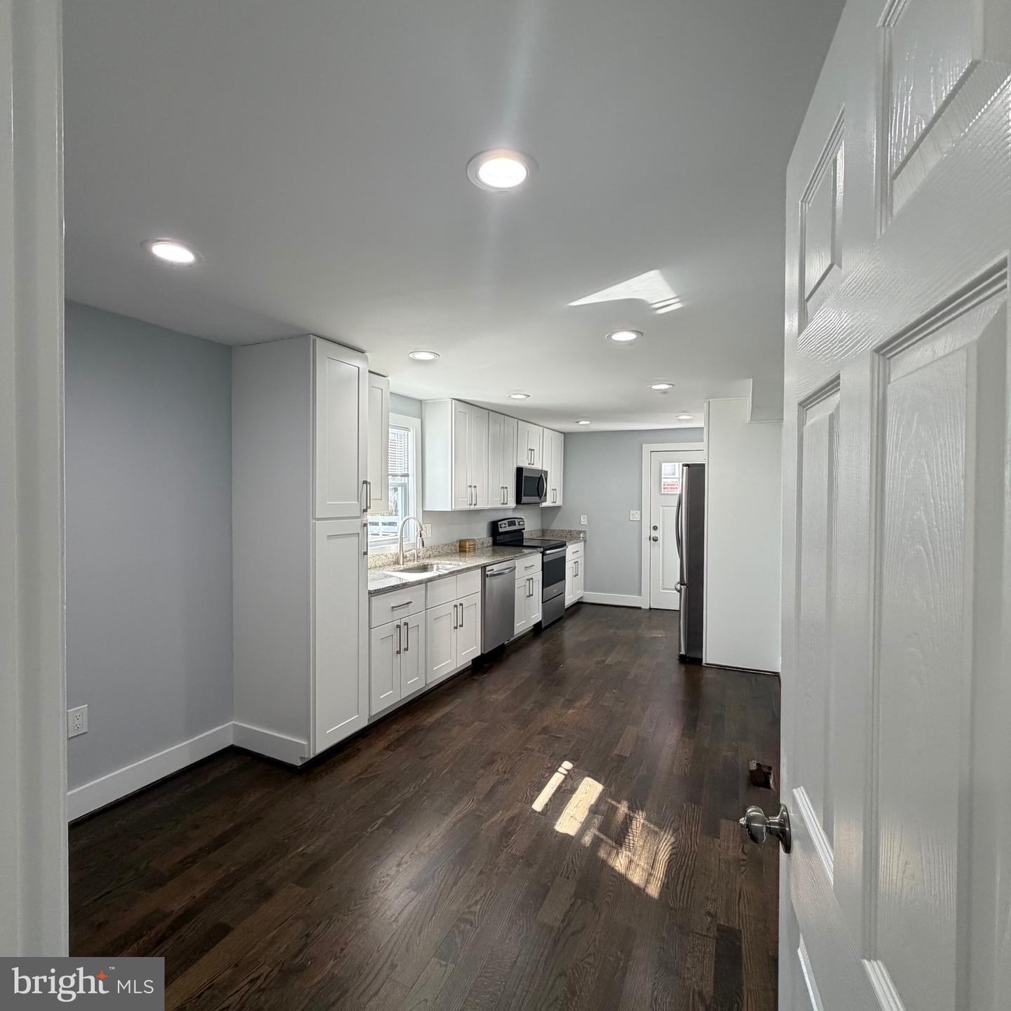 115 E Monmouth St Property Photo 8