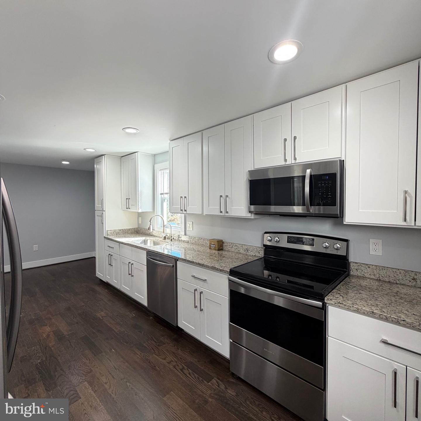115 E Monmouth St Property Photo 9