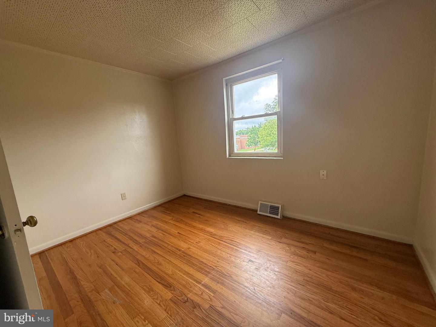 207 E Whitlock Ave Property Photo 4