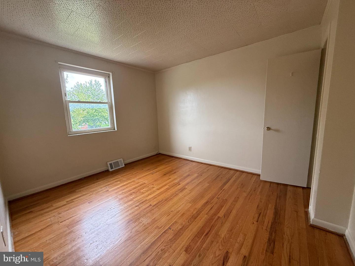 207 E Whitlock Ave Property Photo 5