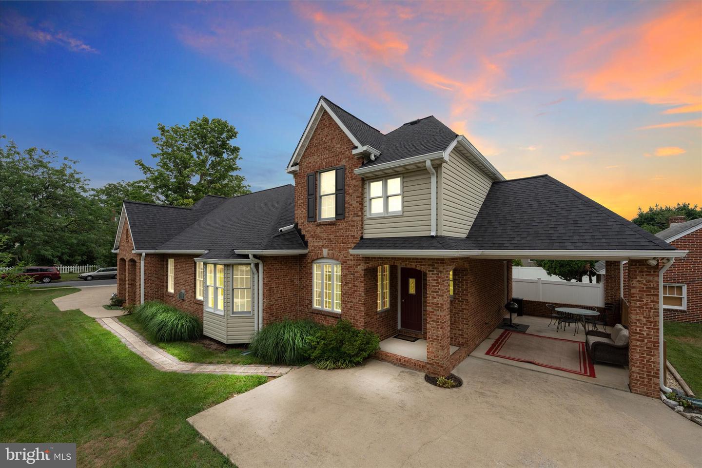 687 WOODLAND AVE