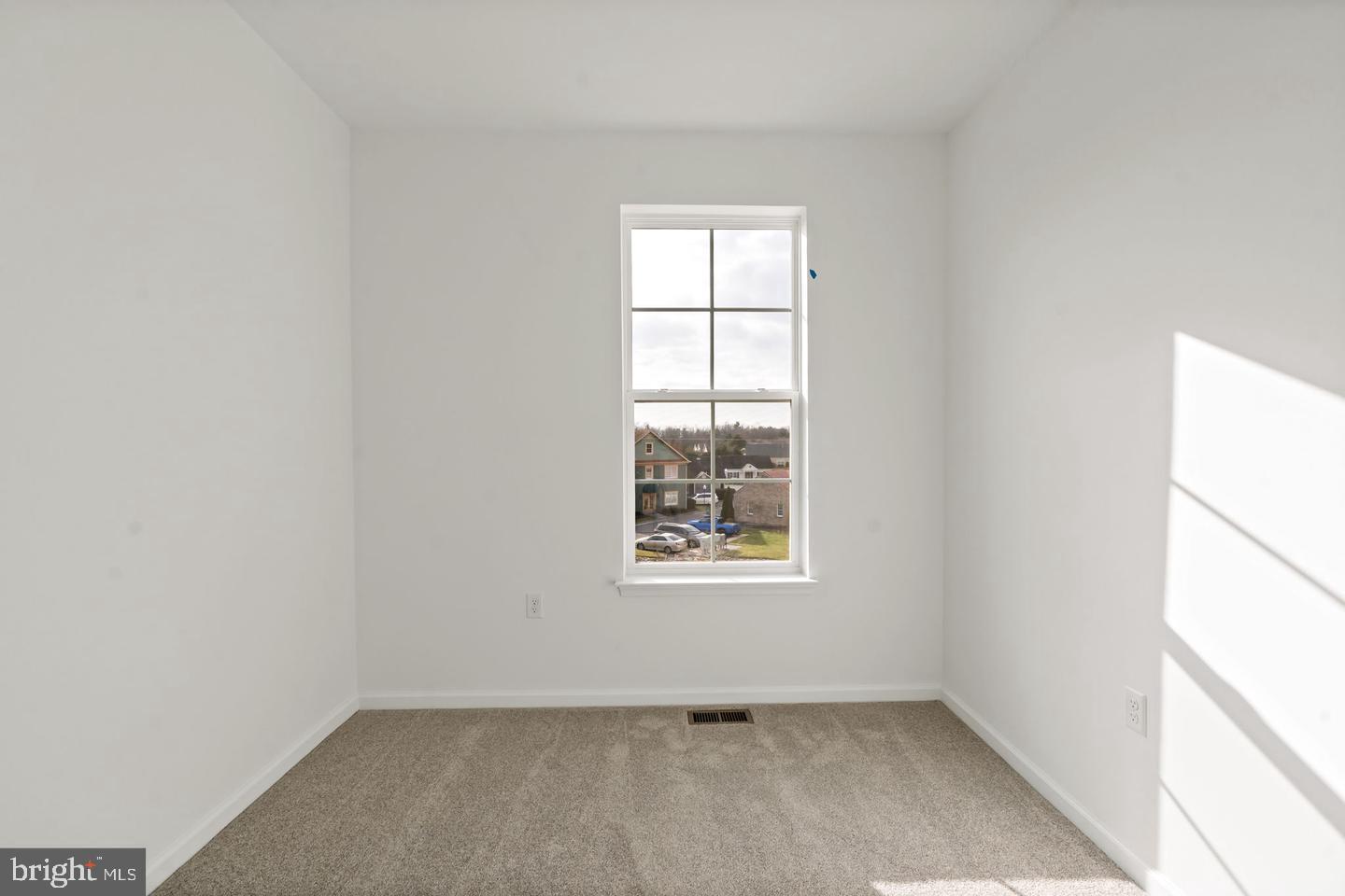 646 Hemsworth Ln Property Photo 7