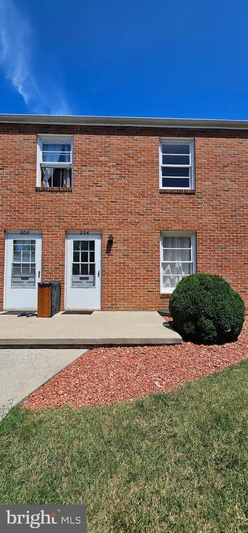 204 E WHITLOCK AVE Property Photo 1