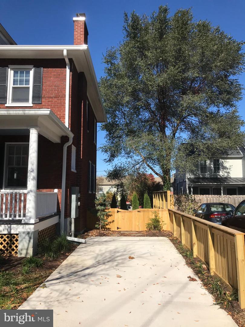 6 W Cecil St Property Photo 4