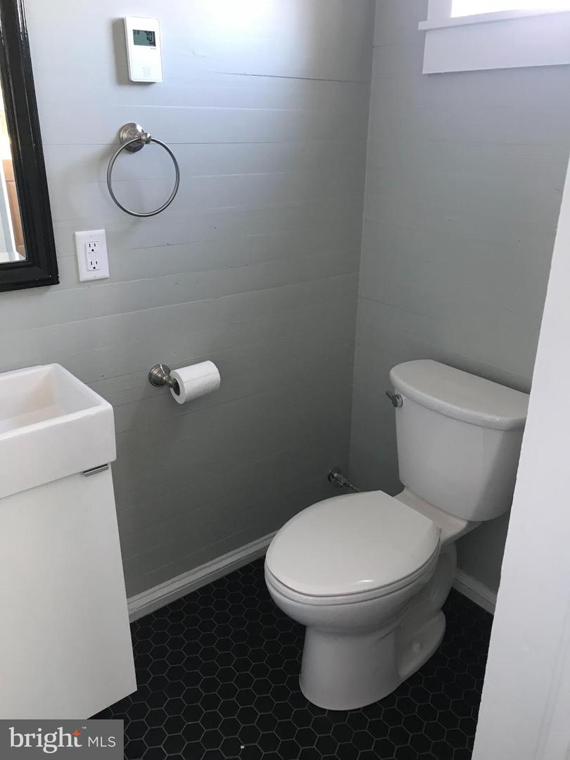 6 W Cecil St Property Photo 23
