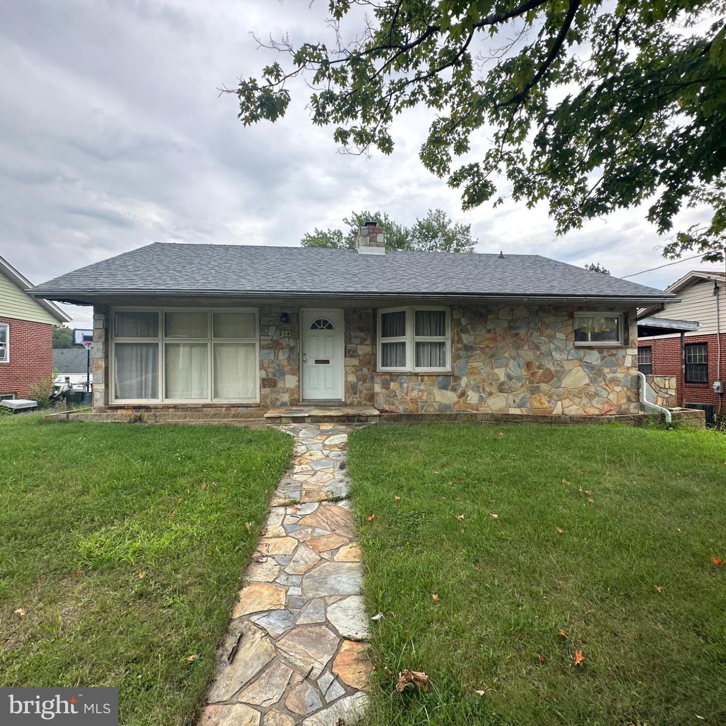 214 Molden Dr Property Photo 1