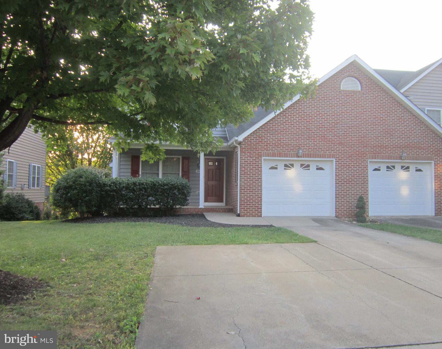 2040 STONELEIGH DR Property Photo 1