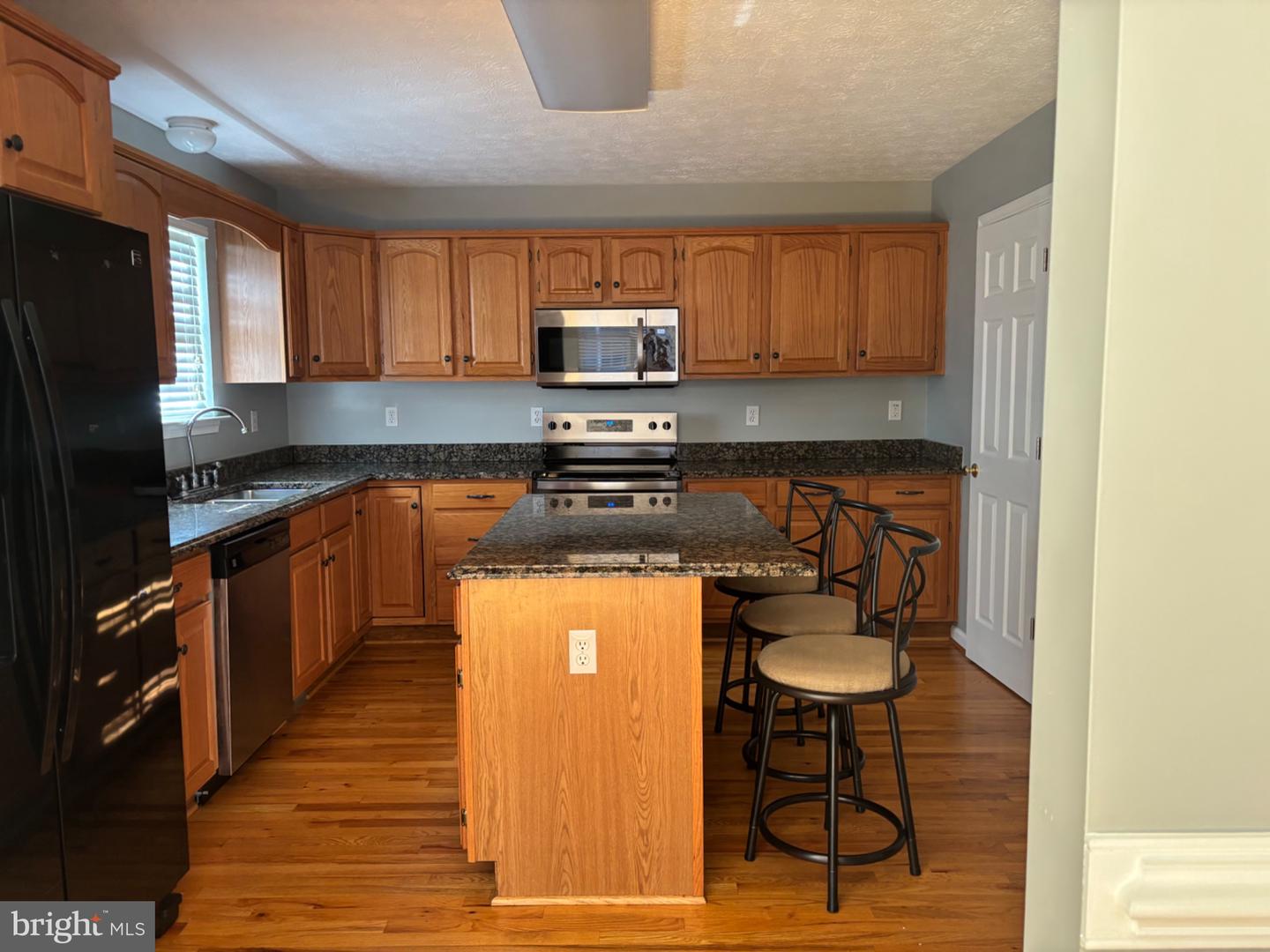 2040 Stoneleigh Dr Property Photo 2