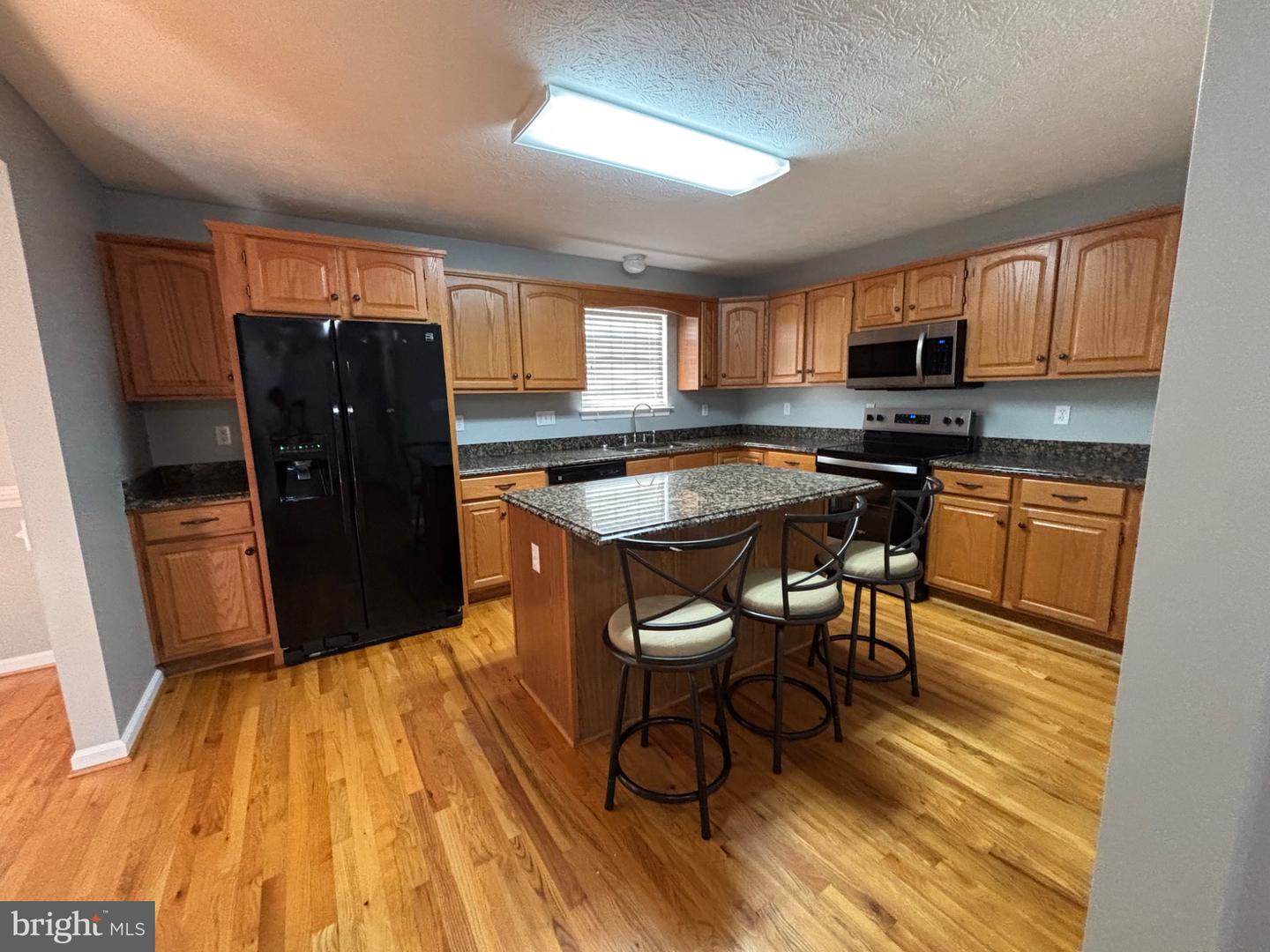 2040 Stoneleigh Dr Property Photo 4