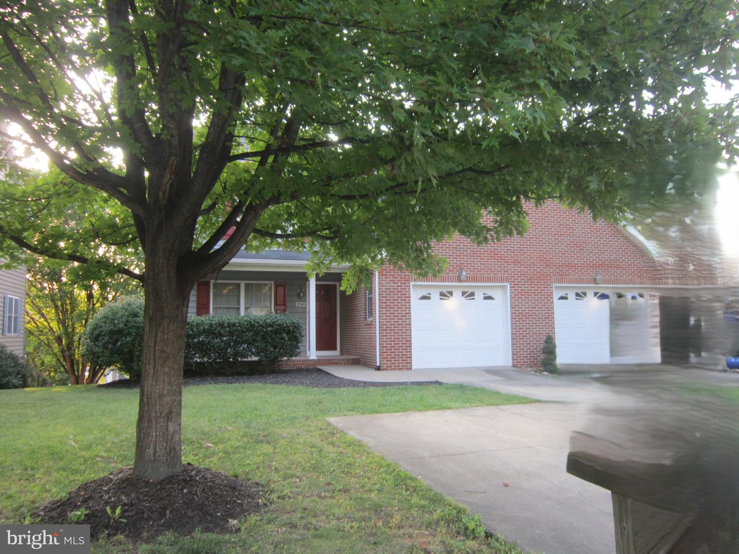 2040 Stoneleigh Dr Property Photo 16