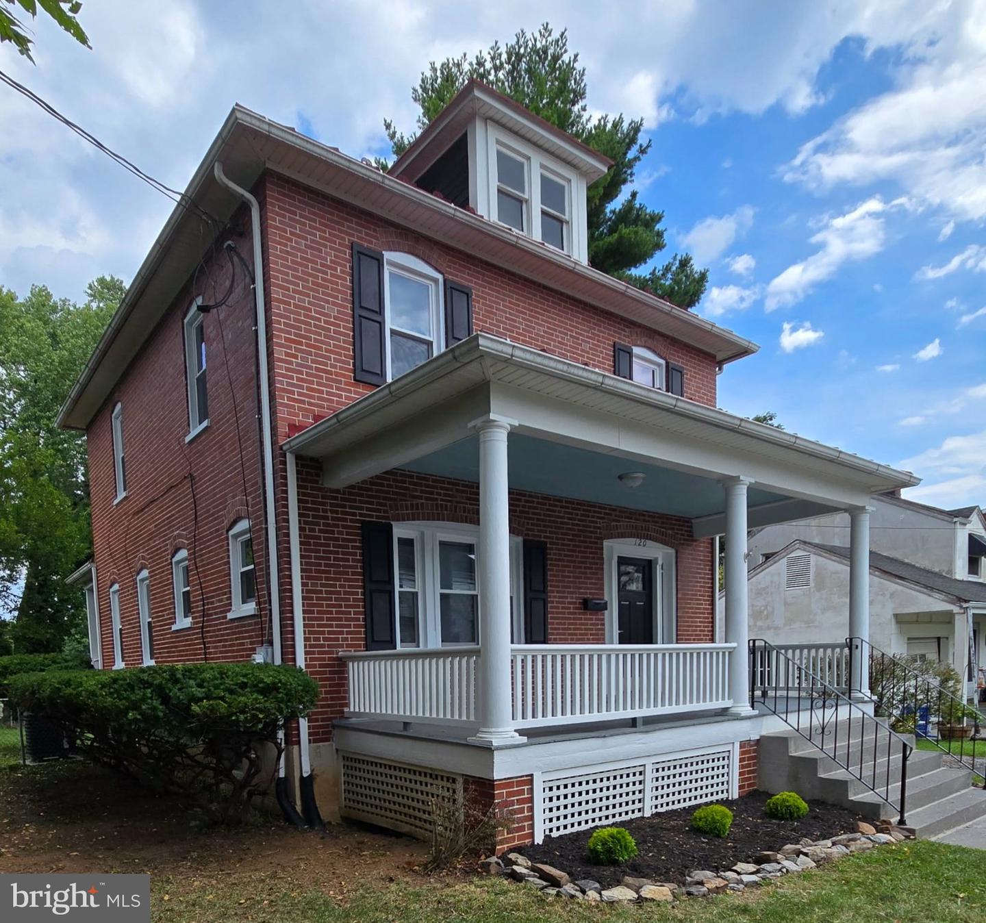 120 W WHITLOCK AVE Property Photo 1