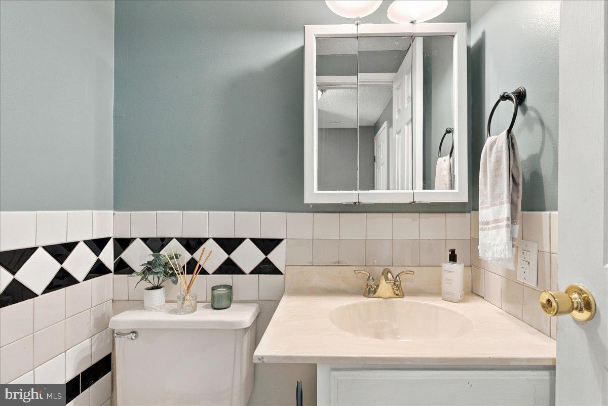 1 E Hart St Property Photo 4