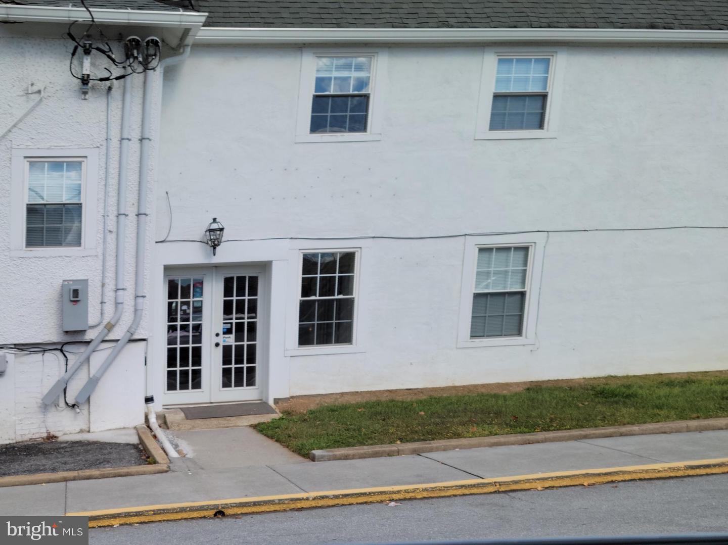 27 S Royal Ave Property Photo 3