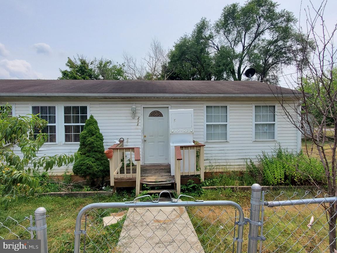 211 Laurel St Property Photo 1
